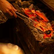 焼き場を囲むように設えられたカウンター席で、焼き立ての串や手づくりにこだわった料理をゆっくりと味わえる焼き鳥店。肩肘は張ることなく、上質な美味を堪能できます。