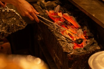 手間暇を惜しまない焼き鳥に、心もお腹も満たされる大人の隠れ家