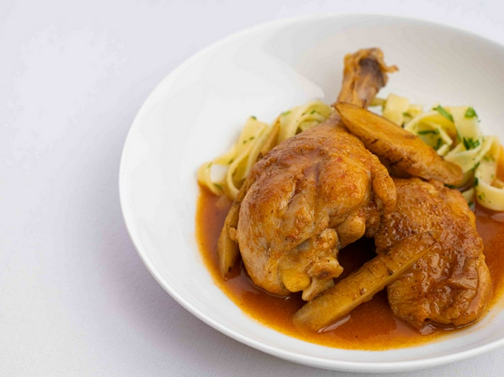 前菜・メイン・デザートが選べる"Harvest Autumn" 写真はメイン料理より「太陽チキンモモ肉のビネガー煮」