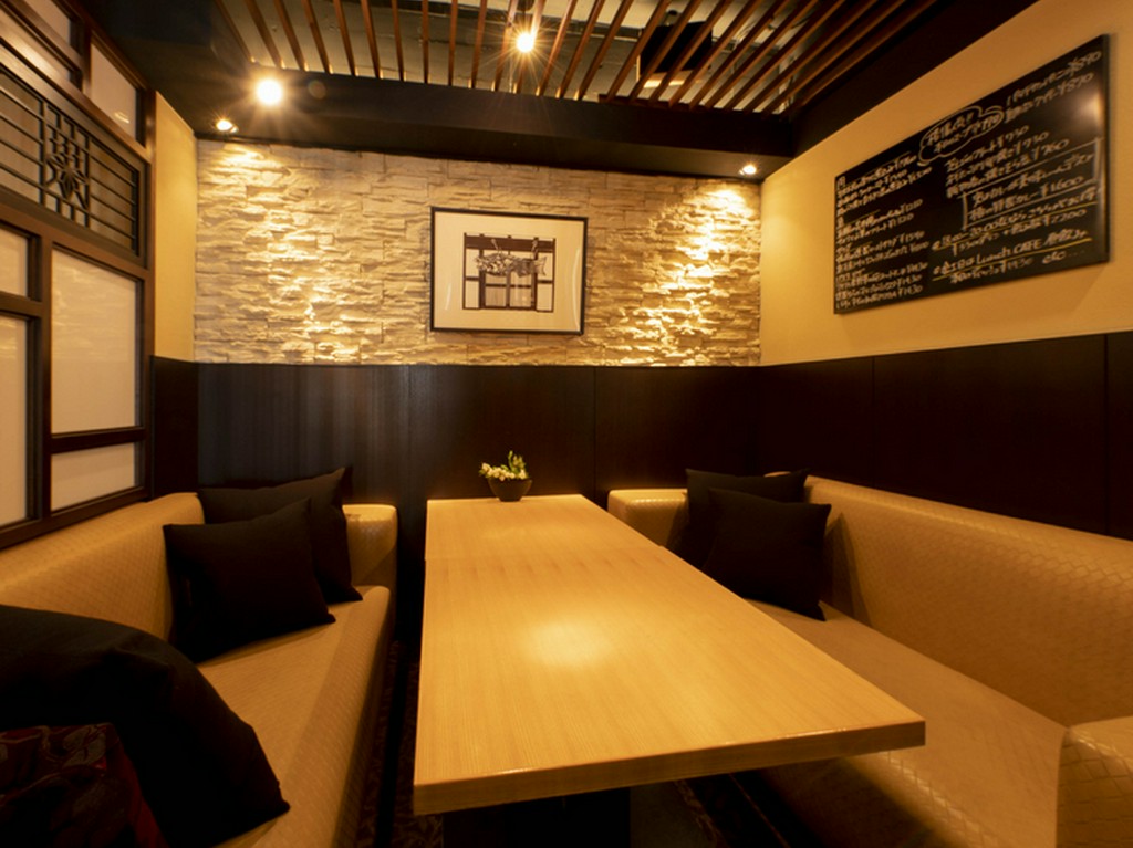 隠れ家気分でくつろげる個室も予約にて利用可能
