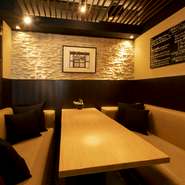 要望により周囲に気兼ねなく楽しめる完全個室も利用可能。プライバシーや感染対策が気になるシーンでは、ぜひ活用して。