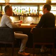 ゆったりと広々としたカウンターはお一人様でも
ソムリエやカウンタースタッフと気楽に話せてついつい長居してしまうことも