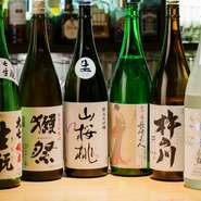 日本酒好きな店主とワインソムリエの資格をもつスタッフがいる【椿】。全国から厳選した多種多様な日本酒とワインが揃っています。旬に合わせて入れ替わる日本酒は、訪れる度に新しい一杯を楽しめます。