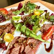 口入れるだけでトロリととろけるジューシーさと旨味！
軽く炙った燻製の香りが後を引きます。
長崎和牛の美味さを堪能して下さい