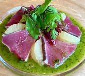 本日オススメの鮮魚とフルーツを使ったカルパッチョは男女問わず大人気！
写真は一例、鰹とジャクソンフルーツです。