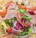 今では入手困難なパルマ産生ハムの原木あります！在庫がなくなり次第終了となりますのでお早めに！
サラダ以外にも、生ハム盛り合わせ（２０００円）、ピザ（1680円）あります！