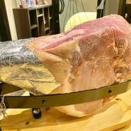 最小限の塩で豚肉を熟成させ、柔らかく、ジューシーな甘さ。
世界三大ハムの一つです