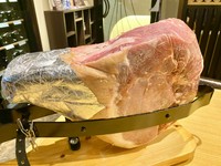 最小限の塩で豚肉を熟成させ、柔らかく、ジューシーな甘さ。
世界三大ハムの一つです
