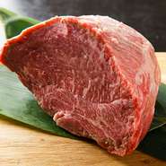 長崎県内で飼育される「長崎和牛」は、肉本来の旨みを持つ赤身と、まろやかな味わいの脂身が絶妙なバランス。柔らかな食感と、ジューシーな脂の口溶けがたまりません。ぜひ賞味あれ。