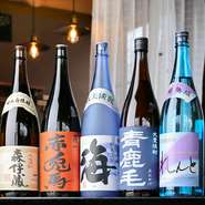 多彩なドリンクメニューのなかでも特に焼酎の品揃えに力を入れており、定番から新作までバランス良くチョイス。ロック・水割り・お湯割り・ソーダ割りにボトルでのオーダー、オススメの焼酎ハイボールも楽しめます。