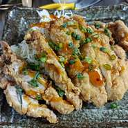 若鶏を使用したジューシーな唐揚げ。醤油など和風ベースの下味に、揚げ粉もオリジナルブレンド。ボリューム感がありながらもリーズナブルで気軽にオーダーできる、食べ応えたっぷりの逸品です。