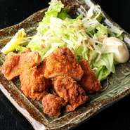 醤油ベースで下味をつけた若鶏を、オリジナルブレンドの揚げ粉で香ばしく揚げた店主の自信作。ボリュームがありながらもリーズナブルという点も嬉しいポイント。幅広い年齢層にオススメできる逸品です。