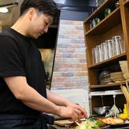 1つひとつを丁寧に、日々の調理や接客に向き合うことが池田氏のモットー。ゲストが心置きなく今日の一杯を楽しめる、居心地の良い環境づくりを大切にしています。