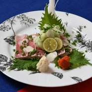 中トロを炙って、山わさび、にんにく、大根おろしの3種の薬味と自家製ポン酢でいただく一皿。薬味と中トロの相性抜群で、あっさりといただけます。