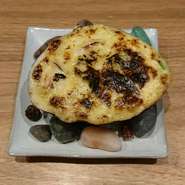 バターやチーズは一切使わない和風グラタンのような味わい。ニラとホッキ貝のみでいただく贅沢な一品。