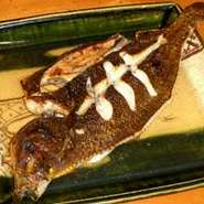 酒焼きは、お酒ベースのお出汁をかけながら焼き上げるので魚の旨みも加わったスープもいただける逸品。カレイ以外にも「のどぐろ」や「鯛の頭」の酒焼きもございます。大きさなどにより金額は変動いたします。