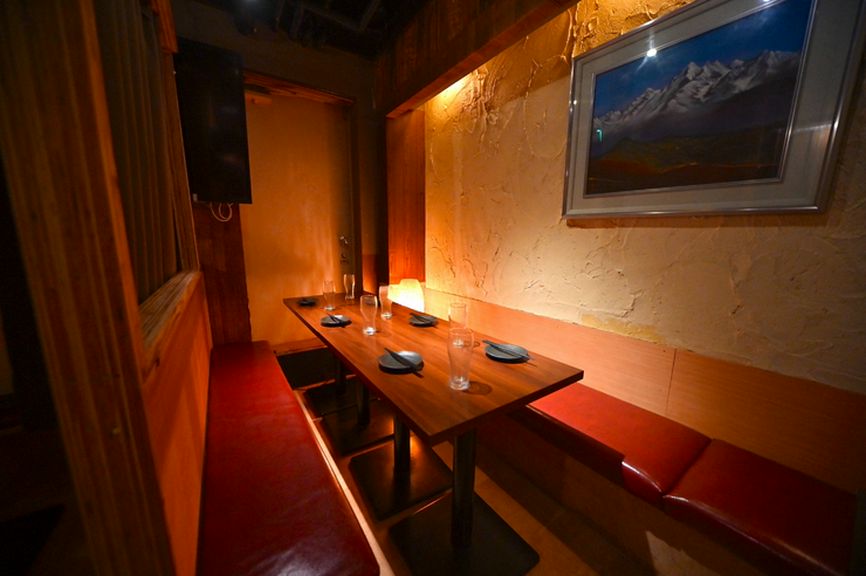 近隣の居酒屋とは少し違うシックな味わい漂う店内♪