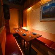居酒屋だけどとは思えないオトナな空間でちょっと背伸びデート♪間接照明や優しく灯る個室席は、都会の喧騒を忘れさせててくれます。