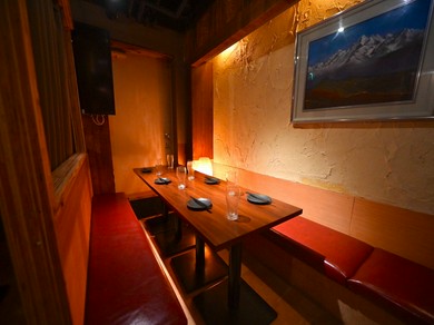 近隣の居酒屋とは少し違うシックな味わい漂う店内♪