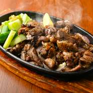 自然の大地を駆け回り、のびのびと育ちはバランスの良い身体からくる歯ごたえと噛めば噛むほど広がる鶏の旨味がご堪能いただけます。