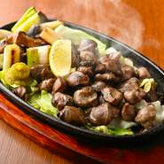 自然の大地を駆け回り、のびのびと育ちはバランスの良い身体からくる歯ごたえと噛めば噛むほど広がる鶏の旨味がご堪能いただけます。