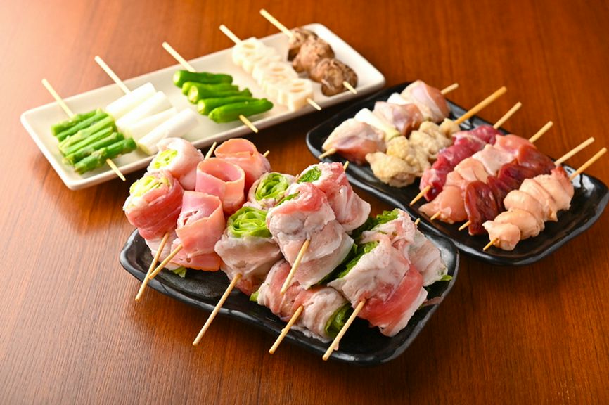 新鮮野菜とジューシーな串焼きの絶妙なコラボレーション