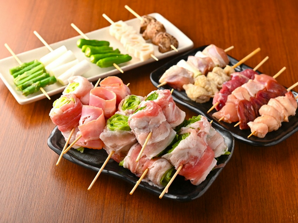 新鮮野菜とジューシーな串焼きの絶妙なコラボレーション