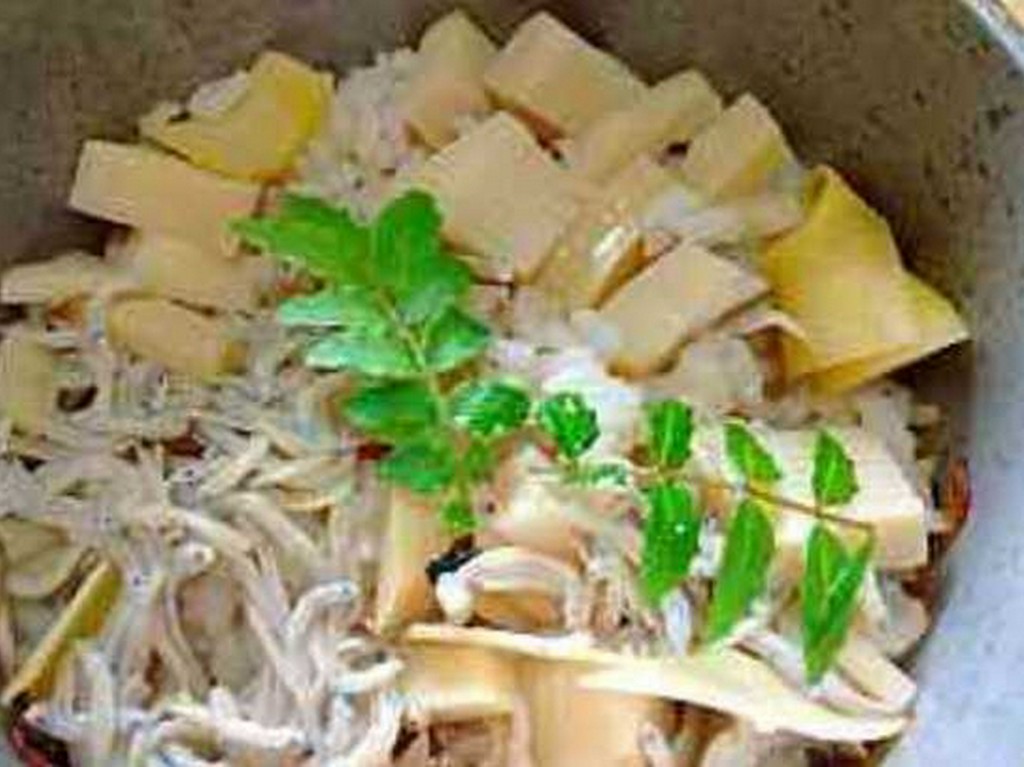 　しらすと竹の子の釜めし