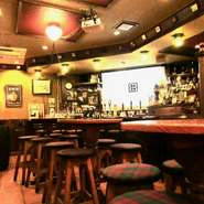 アイルランドから運び、アイルランド人の職人が作り上げた内装の老舗ビアパブ。飲み放題付きコースもご用意しております。少人数様から大人数の貸切までご対応いたします！