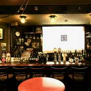 くつろいでお座りいただけるカウンター席をご用意しております。
目の前には大画面のスクリーンがございますので、スポーツや映画を観ながらお酒とお料理をお楽しみください！