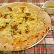 2種のビールと小麦粉、北海道産の全粒粉で作った当店オリジナルのピザ生地。専用窯にて高温、短時間で焼き上げます！カルツォーネを含む7種類ご用意。