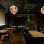 天井4mの開放的な店内は、照明や調度品にもこだわり居心地のいい空間を演出しています。オシャレで落ち着いた雰囲気なので、カジュアルからちょっと気取ったディナーまでいろいろなシーンにおすすめです。