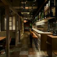 器は千葉県の九十九里町にある世界的にも有名な「スガハラガラス」にオーダーしています。ベーシックでありながら モダンなデザインは、味だけでなく、目でも料理を楽しんでもらいたいという店のスタイルです。