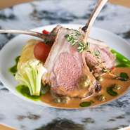 仔牛はニュージ―ランドから空輸。肉を備長炭でじっくりと焼き上げて、ふっくら、柔らかく、ジューシーに仕上げます。繊細な火入れがこの料理の肝。フレンチの心得があるシェフならではの自慢の一品です。