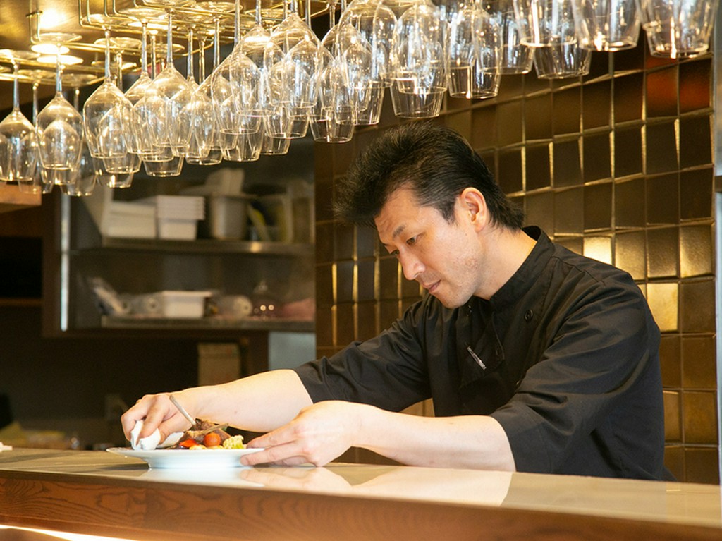 ゲストの食事のタイミングをみて、次の料理にとりかかる