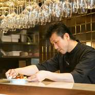 食事の進み具合を見ながら次の準備にとりかかると高宮さん。「厨房でつくった料理は、出来立てをすぐゲストに提供したいので、スタッフのオペレーションなども把握し、運ぶタイミングまで考えて調理しています」。