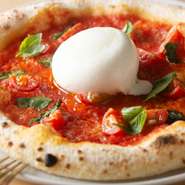 コンセプトは非日常。そのため皿の上で食材をスモークしてゲストを驚かせたり、海外を感じさせるような演出を心がけたりしています。料理や、ワインだけでなく、食事をするための雰囲気づくりにも手を抜きません。