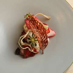 移りゆく季節に合わせ、美しい料理の数々をつくりあげる