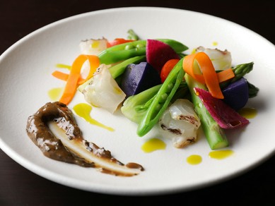 濃厚ソースにディップして食す『本日の鮮魚の炙りとクロッカンテ野菜 昆布のバーニャ フレッダーソース』
