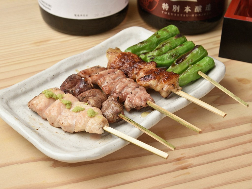 焼き鳥（左よりむね、砂肝、せせり、ぼんじり、ししとう）