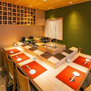 本郷・菊坂に佇む隠れ家的鮨店。通常はカウンター５席にしぼり、個室で憩うような雰囲気で営業。4〜6名様のご利用時は、貸切りのご相談を承ります。おまかせコース11000円に加え、特別コース22000円も人気。