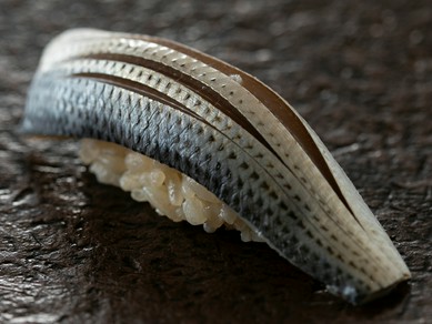 旨い鮨にきれいに寄り添う日本各地の地酒が週替わりで登場