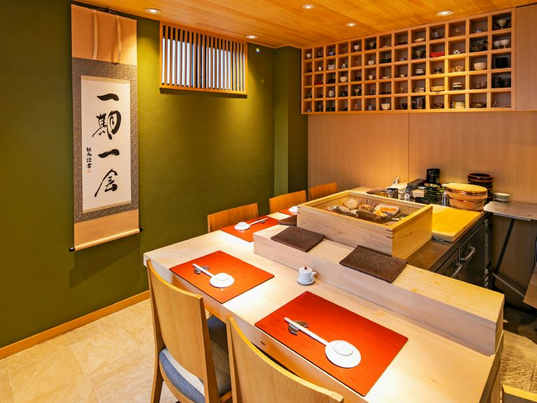 凛と美しいイチョウの一枚板を配したカウンター席で憩う