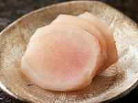 握りとおつまみに加え、『ガリ』の美味しさも評判。新生姜を丸ごとオリジナルの漬け汁に１カ月漬け込むと、この見事なガリが完成。鮨のお供はもとより、お酒のアテなど、おつまみとしての存在感と満足感があります！