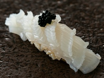 美しさ、味わい、食感にうっとり!『白いか キャビアのせ』