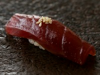 ネタの旨さ、シャリとの一体感とも記憶に刻まれる美味しさ。江戸前の伝統の技で鮪の赤身を仕込み、独自にブレンドしたタレで新しさをプラス。振り柚子をあしらって供するので、程良いさっぱり感が残ります。