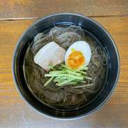 夏や〆に人気の一品。
蕎麦粉が入った黒い麺は弾力も香りもよく
さっぱりしたスープと共にするするっと食べてしまう方多数。
冷た旨辛のビビン麺もあります。