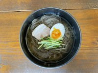 夏や〆に人気の一品。
蕎麦粉が入った黒い麺は弾力も香りもよく
さっぱりしたスープと共にするするっと食べてしまう方多数。
冷た旨辛のビビン麺もあります。