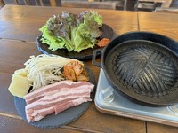 栗駒産ブランド豚「志波姫ポーク」を使用。
他のお料理も楽しめるようプチサイズのサムギョプサルです。
お肉は脂身が甘く、臭みもなく肉質も柔らかいので
シンプルながらも美味しく楽しめます。