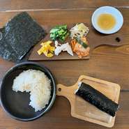七ヶ浜産の「大石さん家の海苔」を使用。
いろ、艶、香り、食感どれをとっても最上級の海苔です。
そしてお客様が具材を選びながら巻き巻き楽しむスタイルで
皆さんキンパデビュー。